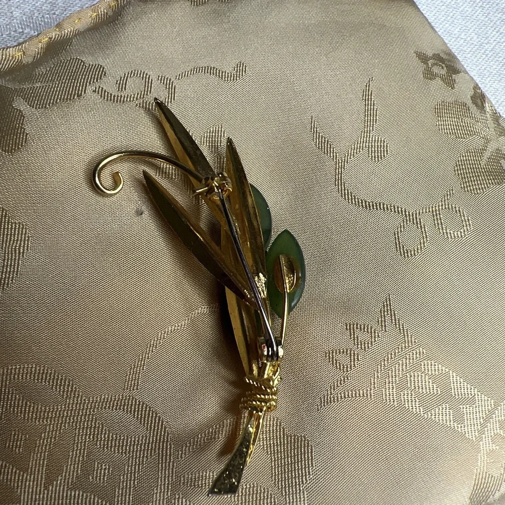 Vintage Gold Tone Jade Flower Brooch Floral Green Stone Pin Mid Century Style